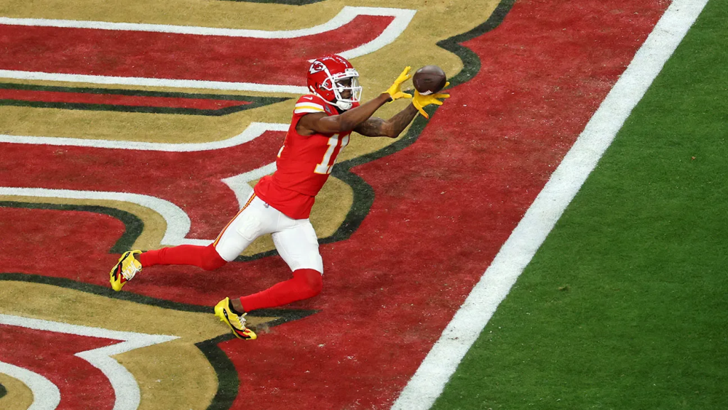 Chiefs WR Marquez Valde-Scantling scores a touchdown (Photo Cred: MICHAEL REAVES/GETTY IMAGES)
