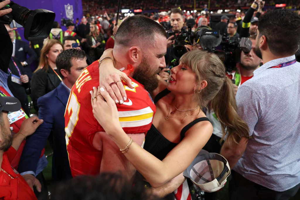 Chiefs Travis Kelce and Taylor Swift. PHOTO: EZRA SHAW/GETTY